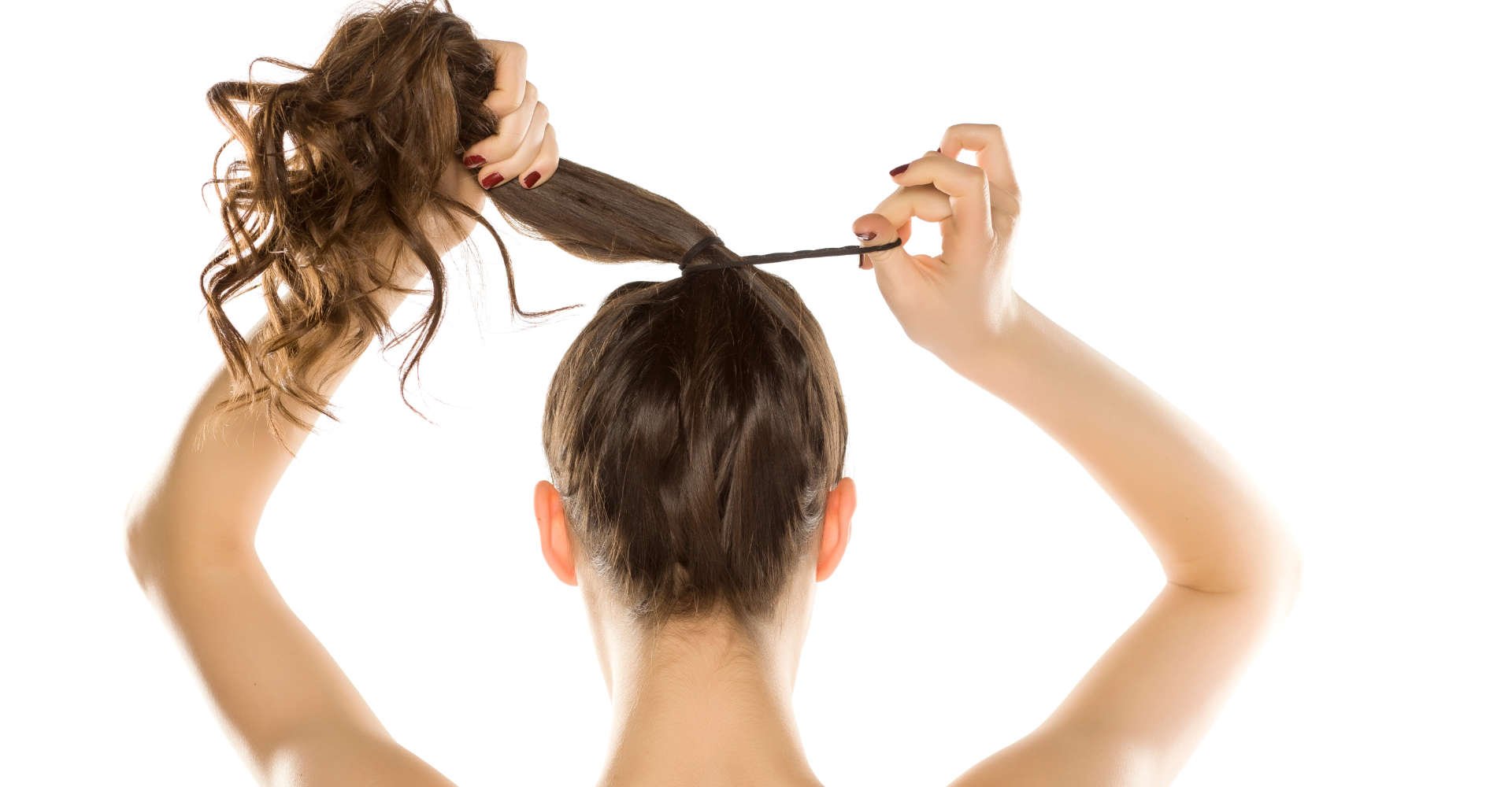 mulher mostra o cabelo sendo preso